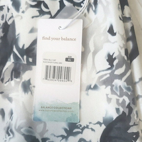 🌷BALANCE COLLECTION - 25' White Whispy Floral Compression 7/8 Legging - Size XL - Picture 4 of 5